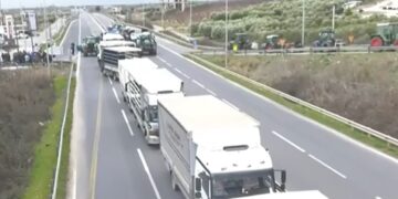 Φορτηγά και τρακτέρ στην εθνικό οδό Θεσσαλονίκης-Νέων Μουδανίων (φωτ.: glomex)