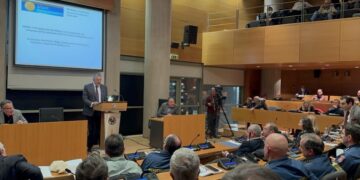 Ο Νίκος Ταχιάος στο βήμα του δημοτικού συμβουλίου υπερασπίζεται την επιλογή του υπουργείου Υποδομών να συνεχιστεί το έργο του fly over, παρά τα σημαντικά προβλήματα που προκαλεί στην πόλη (φωτ.: ΑΠΕ-ΜΠΕ)