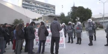 Δυνάμεις των ΜΑΤ εμπόδιζαν την είσοδο στο κτήριο διοίκησης του ΑΠΘ (φωτ.: glomex)