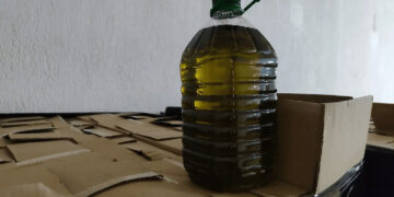 Μοιάζει με ελαιόλαδο αλλά... δεν είναι (φωτ.: astynomia.gr)