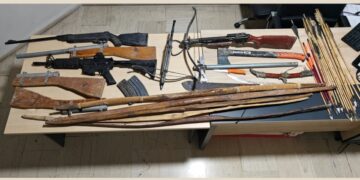 Ορισμένα από τα όπλα, αυτοσχέδια και μη, που κατάσχεσαν οι αστυνομικοί από την πολύτεκνη οικογένεια (φωτ.: Ελληνική Αστυνομία)