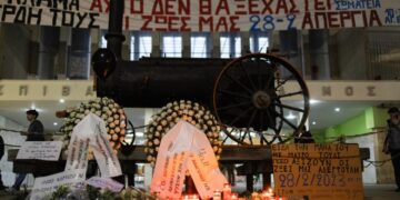 Κεριά και στεφάνια στην μνήμη των θυμάτων του δυστυχήματος στα Τέμπη, έξω από τον Νέο Σιδηροδρομικό Σταθμό Θεσσαλονίκης στις 23:21, την ίδια ώρα που είχε γίνει το δυστύχημα στα Τέμπη στις 28 Φεβρουαρίου 2023 (φωτ.:ΑΠΕ-ΜΠΕ/Αχιλλέας Χήρας)