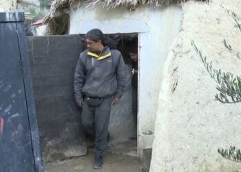 Ο πατέρας της οικογένειας ενώ εξέρχεται από την καλύβα όπου διέμενε η οικογένεια (φωτ.: glomex)
