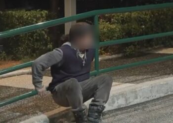Ο πατέρας της οικογένειας έξω από το νοσοκομείο Παίδων το βράδυ της Τετάρτης, περίμενε αν θα του επιτραπεί η είσοδος για να δει τον γιο του (φωτ.: glomex)
