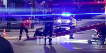 Αστυνομικοί περισυλλέγουν τη μοιραία μηχανή από τον τόπο του δυστυχήματος (φωτ.: thebest.gr)