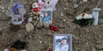 Κεριά και αναμνηστικά στο σημείο του σιδηροδρομικού δυστυχήματος (φωτ.: EUROKINISSI/Λεωνίδας Τζέκας)