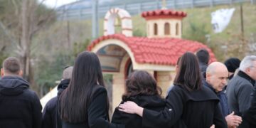 Συγγενείς των θυμάτων προσέρχονται με πόνο ψυχής στο τρισάγιο που πραγματοποιήθηκε στον τόπο της τραγωδίας (φωτ.: EUROKINISSI)