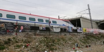 Τα τρένα σφυρίζουν κάθε φορά που περνούν από το σημείο της τραγωδίας (φωτ.: EUROKINISSI)