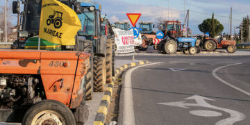 Τρακτέρ στον κόμβο του Πλατύκαμπου Λάρισας (φωτ.: EUROKINISSI)