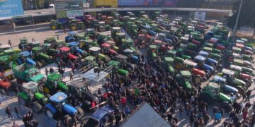 Οι αγρότες συγκέντρωσαν τα τρακτέρ στη νότια πύλη της ΔΕΘ (φωτ.: ΜΟΤΙΟΝΤΕΑΜ/Βασίλης Βερβερίδης)