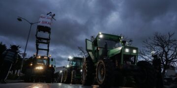 Τρακτέρ μέσα στην πόλη των Τρικάλων (φωτ.: EUROKINISSI/Θανάσης Καλλιάρας)