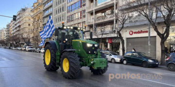 Τα τρακτέρ «όργωσαν» την οδό Τσιμισκή στο κέντρο της Θεσσαλονίκης (φωτ.: Γιώργος Κουρκουρίκης)