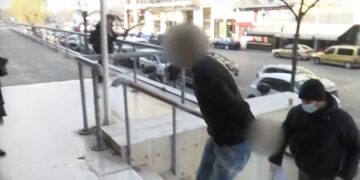 Ο φίλος του τράπερ ενώ προσέρχεται στα δικαστήρια για την απολογία του (φωτ.: glomex)