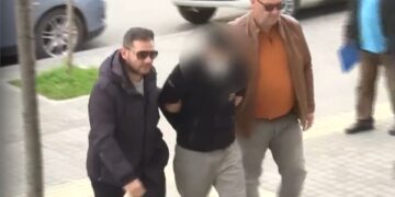 Ο 25χρονος τράπερ ενώ προσέρχεται στα δικαστήρια της Θεσσαλονίκης (φωτ.: glomex)