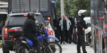 Κατηγορούμενοι για τρομοκρατικές ενέργειες προσάγονται στα δικαστήρια της πρώην Σχολής Ευελπίδων (φωτ.: ΑΠΕ-ΜΠΕ / Ορέστης Παναγιώτου)