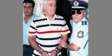 Ο Βαγγέλης Ρωχάμης (κέντρο) σε παλιότερη μεταγωγή του στον ανακριτή (φωτ. αρχείου: ΑΠΕ-ΜΠΕ)