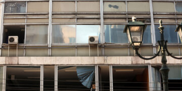 Σπασμένα παράθυρα στο υπουργείο Εργασιας από την έκρηξη βόμβας που σημειώθηκε ξημερώματα του Σαββάτου (φωτ.: ΑΠΕ-ΜΠΕ /Αλέξανδρος Μπελτές)