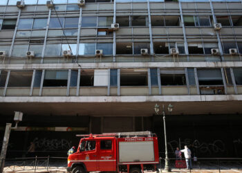 Σπασμένα παράθυρα στο υπουργείο Εργασιας στην οδό Σταδίου στο κέντρο της Αθήνας (φωτ.: ΑΠΕ-ΜΠΕ / Αλέξανδρος Μπελτές)