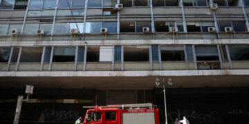 Σπασμένα παράθυρα στο υπουργείο Εργασιας στην οδό Σταδίου στο κέντρο της Αθήνας (φωτ.: ΑΠΕ-ΜΠΕ / Αλέξανδρος Μπελτές)