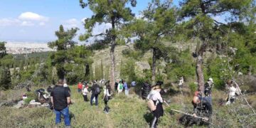 Εικόνα από τη δεντροφύτευση που έκαναν τα Αρμενόπουλα στο Σέιχ Σου (φωτ.: ΑΠΕ-ΜΠΕ/Μιχάλης Τρεμόπουλος)