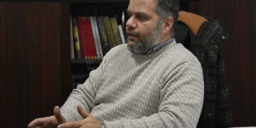 Ο Νίκος Κουτσογιάννης στο γραφείο του στο δημαρχείο (φωτ.: Facebook / Δήμος Ηρωικής Πόλης Νάουσας)