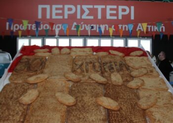 Η λαγάνα-γίγας του Περιστερίου (φωτ.: ΑΠΕ-ΜΠΕ/ Δ.Β.)