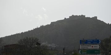 Εικόνα από το Ναύπλιο που έχει καλυφθεί από την αφρικανική σκόνη (φωτ.: Βασίλης Παπαδόπουλος/ EUROKINISSI)