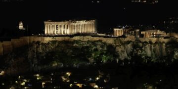 Η «Ώρα της Γης» στην Ακρόπολη (φωτ.: Γιώργος Κονταρίνης / EUROKINISSI)