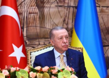 Ο Ρετζέπ Ταγίπ Ερντογάν στη διάρκεια της κοινής συνέντευξης Τύπου με τον Βολοντιμίρ Ζελένσκι στην Κωνσταντινούπολη (φωτ.: EPA/Tolga Bozoglu)