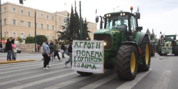 Τρακτέρ έξω από τη Βουλή τον περασμένο Φεβρουάριο, στη διάρκεια διαμαρτυρίας των αγροτών στο κέντρο της Αθήνας (φωτ.: EUROKINISSI/Γιάννης Παναγόπουλος)