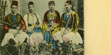 Μασκαράδες στη Σμύρνη σε καρτ ποστάλ εποχής (πηγή: Facebook / Εστία Νέας Σμύρνης)