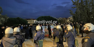 Φοιτητές απέναντι από τις αστυνομικές δυνάμεις (φωτ.: Thestival)