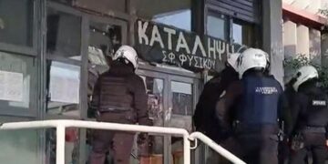 Στιγμιότυπο από την έφοδο της αστυνομίας στη Φυσικομαθηματική Σχολή του ΑΠΘ (φωτ.: glomex)