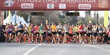 Στιγμιότυπο από την εκκίνηση μίας από τις διαδρομές του Ημιμαραθωνίου (φωτ.: EUROKINISSI/Στέλιος Στεφάνου)