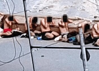 Στο στιγμιότυπο του βίντεο διακρίνονται οι γιατροί και οι νοσηλευτές γυμνοί, με δεμένα χέρια και μάτια (φωτ.: BBC)