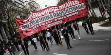 Στιγμιότυπο από τη χθεσινή πορεία των φοιτητών στο κέντρο της Αθήνας (φωτ.: EUROKINISSI/Κώστας Τζούμας)