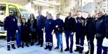 Η  Ειρήνη Παρασκευοπούλου (τρίτη από αριστερά) ανάμεσα στους διασώστες του ΕΚΑΒ Πιερίας (φωτ.: olympiobima.gr)