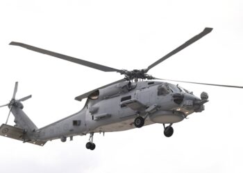 Ένα από τα ελικόπτερα Romeo MH-60R Seahawk εν πτήσει (φωτ.: EUROKINISSI/Μιχάλης Καραγιάννης)