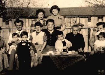 Ελληνίδες μετανάστριες με τα παιδιά τους, τη δεκαετία του '60 στην Αυστραλία (φωτ.: facebook / Early Greek Australians)