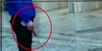 Ο δράστης φαίνεται να κρατά το μαχαίρι σε κοινή θέα επί της οδού Ερμού (φωτ.: glomex(