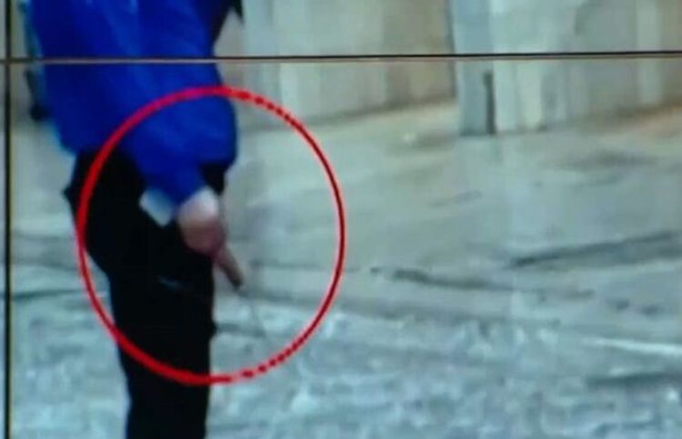 Ο δράστης φαίνεται να κρατά το μαχαίρι σε κοινή θέα επί της οδού Ερμού (φωτ.: glomex(