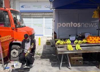Ο Γιώργος Φωτιάδης στη λαϊκή αγορά των Μετεώρων τραγουδά με τη λύρα του (φωτ.: Γιώργος Κουρκουρίκης)