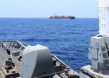 Στιγμιότυπο από το βίντεο, στο οποίο διακρίνεται το πυροβόλο της φρεγάτας, αλλά και το εμπορικό πλοίο, το οποίο συνόδευε, στο βάθος (φωτ.: Χ/EUNAVFOR ASPIDES)