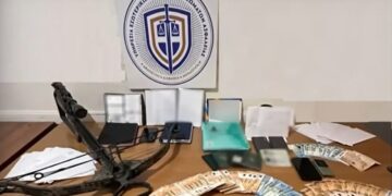 Τα κατασχεθέντα χρήματα και αντικείμενα από το χώρο εργασίας του γιατρού (φωτ.: Ελληνική Αστυνομία)