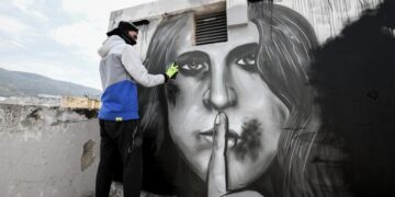 Νεαρός Αθηναίος ολοκληρώνει ένα γκράφιτι για την ενδοοικογενειακή βία (φωτ.: EUROKINISSI/Αντώνης Νικολόπουλος)