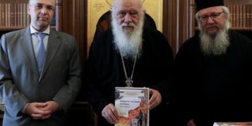 Από αριστερά ο γενικός γραμματέας Θρησκευμάτων του υπουργείου Παιδείας, Θρησκευμάτων και Αθλητισμού Γεώργιος Καλαντζής, ο αρχιεπίσκοπος Ιερώνυμος με το βιβλίο για την ιστορία του Πόντου και ο γενικός διευθυντής της Αποστολικής Διακονίας της Εκκλησίας της Ελλάδος και Μητροπολίτης Φαναρίου Αγαθάγγελος (φωτ.: Ιερά Σύνοδος/Χρήστος Μπόνης)