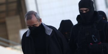 Ο Ηλίας Μίχος ενώ προσέρχεται στο δικαστήριο, παρουσία αστυνομικών (φωτ.: EUROKINISSI/Κώστας Τζούμας)