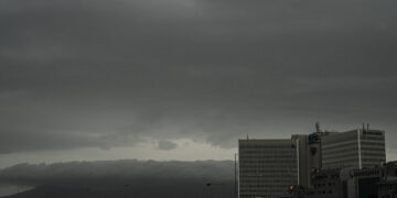 Βαριά συννεφιά πάνω από την Αττική
(φωτ.: EUIROKINISSI / Τατιάνα Μπόλαρη)