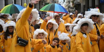 Μικροί καρναβαλιστές παρελαύνουν στους κεντρικούς δρόμους της Πάτρας συμμετέχοντας στη Μεγάλη Παρέλαση του «Καρναβαλιού των Μικρών 2023» (φωτ. αρχείου: ΑΠΕ ΜΠΕ/Γιώτα Λοτσάρη)