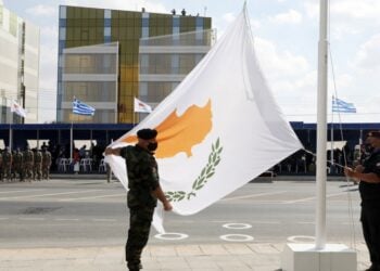 Στρατιώτες υψώνουν τη σημαία της Κύπρου στη διάρκεια παρέλασης για την επέτειο ανεξαρτησίας της Μεγαλονήσου (φωτ.: ΕΡΑ/Κάτια Χριστοδούλου)